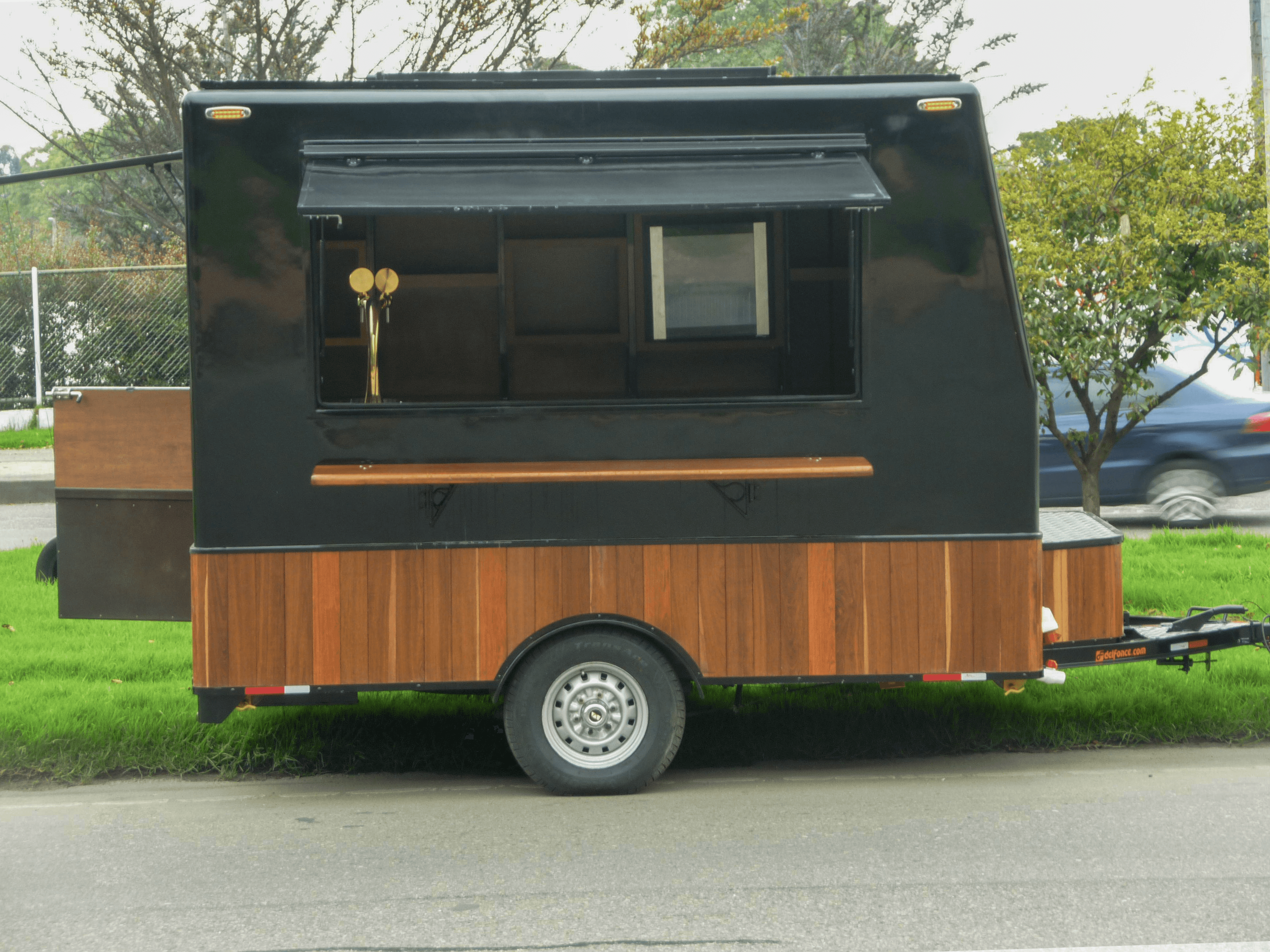 <b>Cerveza artesanal</b> <br/>Unidad Móvil Food truck Trailer 3 https://autorun.tv/wp-content/uploads/2025/10/trailer.png