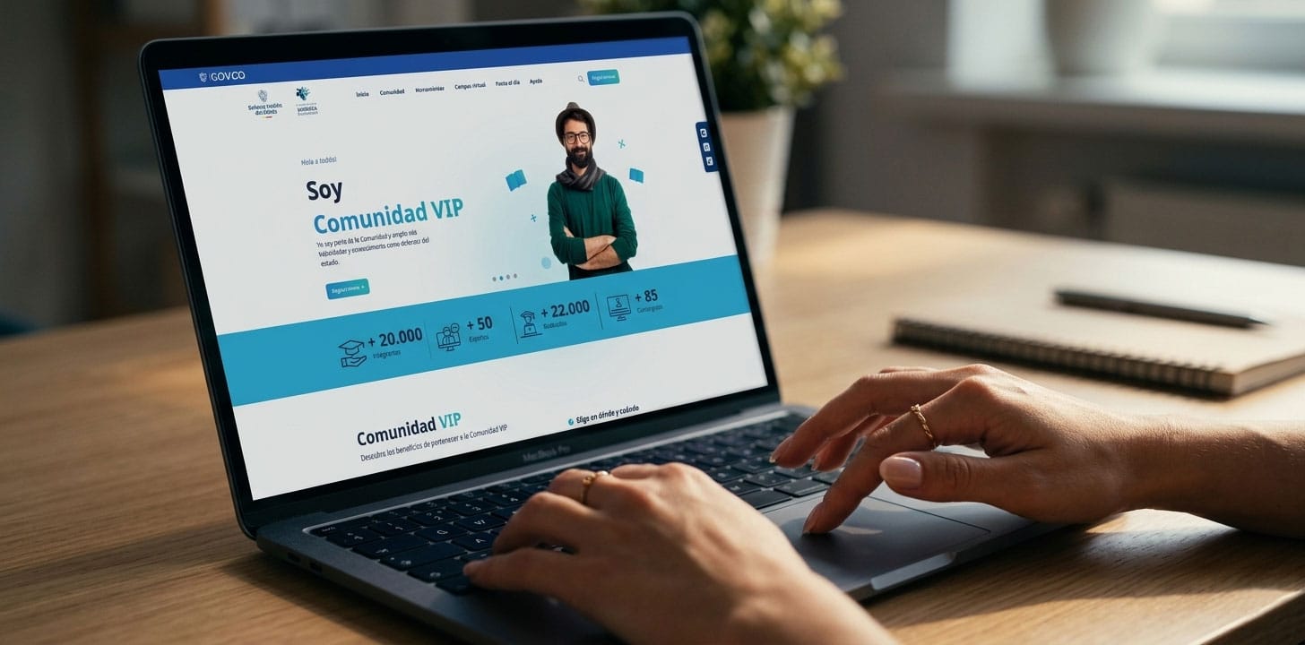 pagina de inicio de la comunidad juridica del conocimiento en laptop, manos de mujer navegando