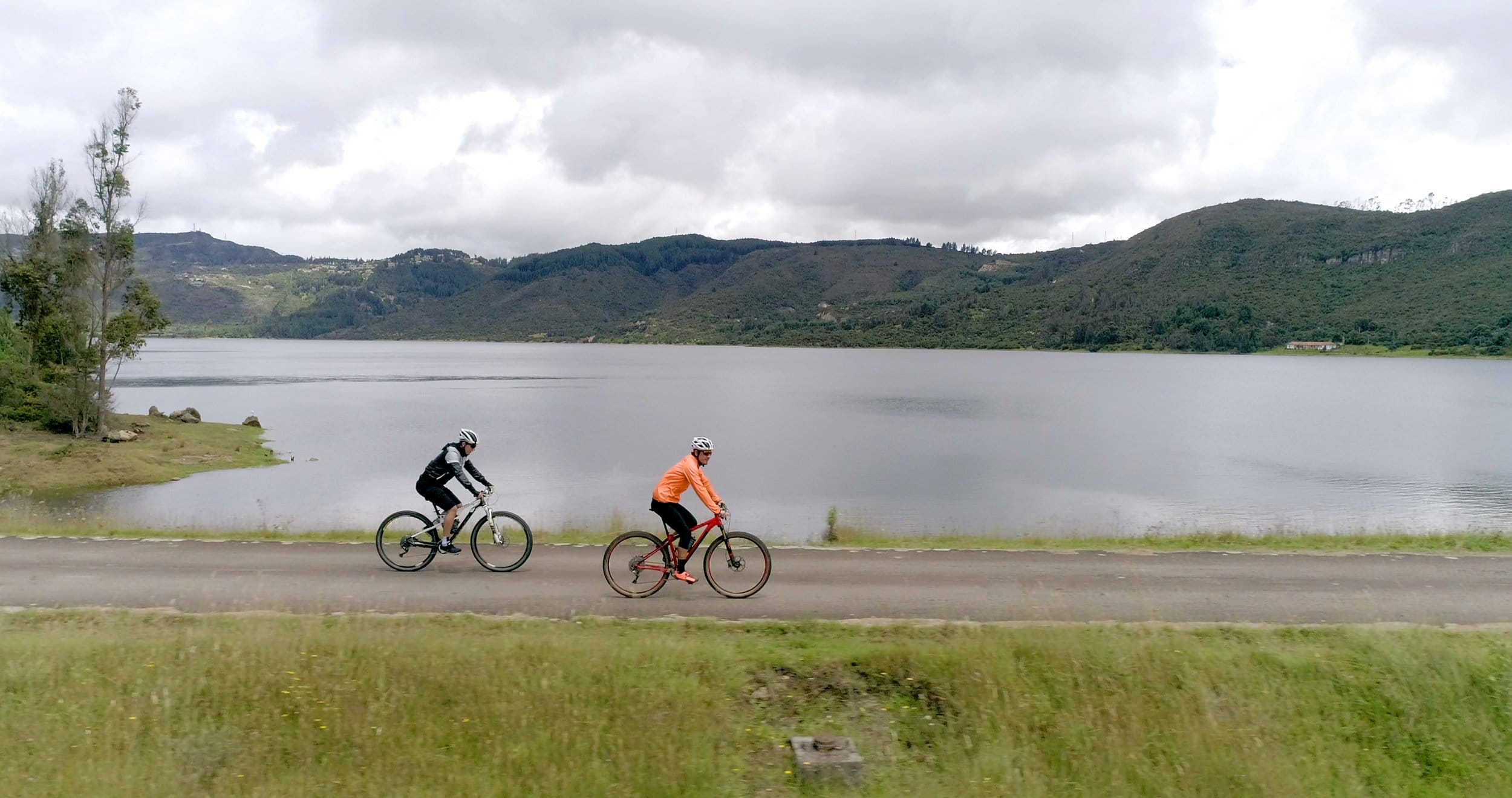 Embalse de San Rafael de fondo y dos ciclistas alrededor